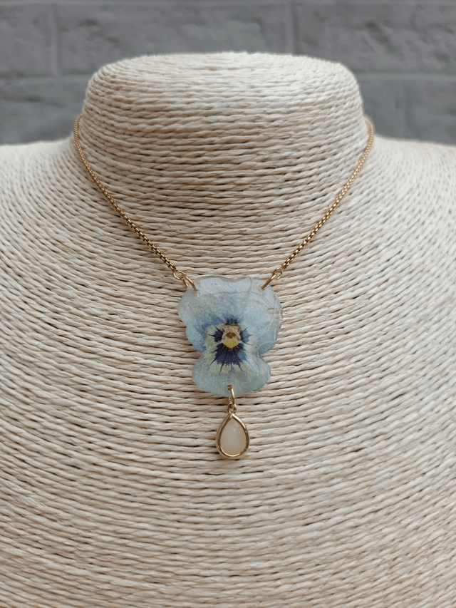 Collier Fleur séchée Pensée Bleue claire