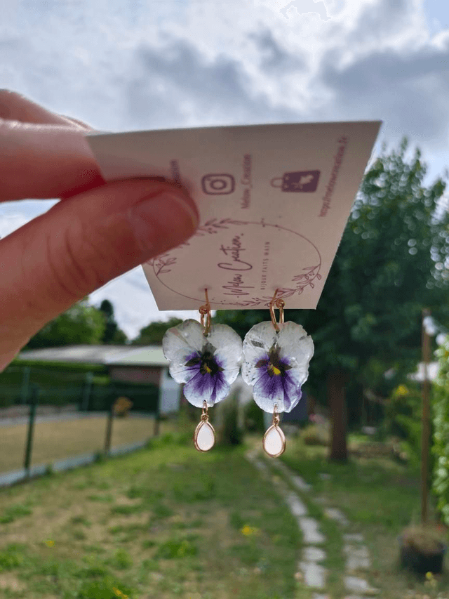 Pensées bleues foncées et strass