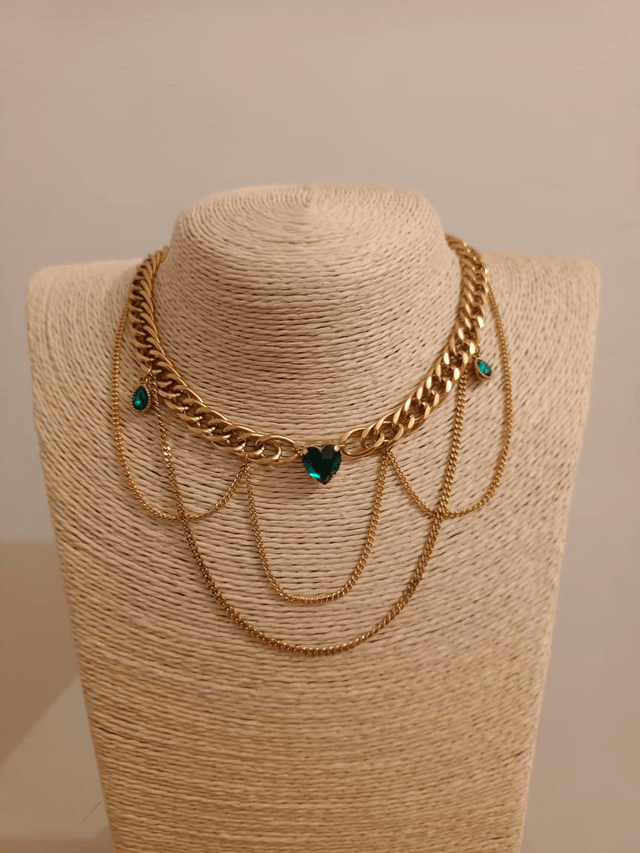 Collier chaînes et pierres vertes