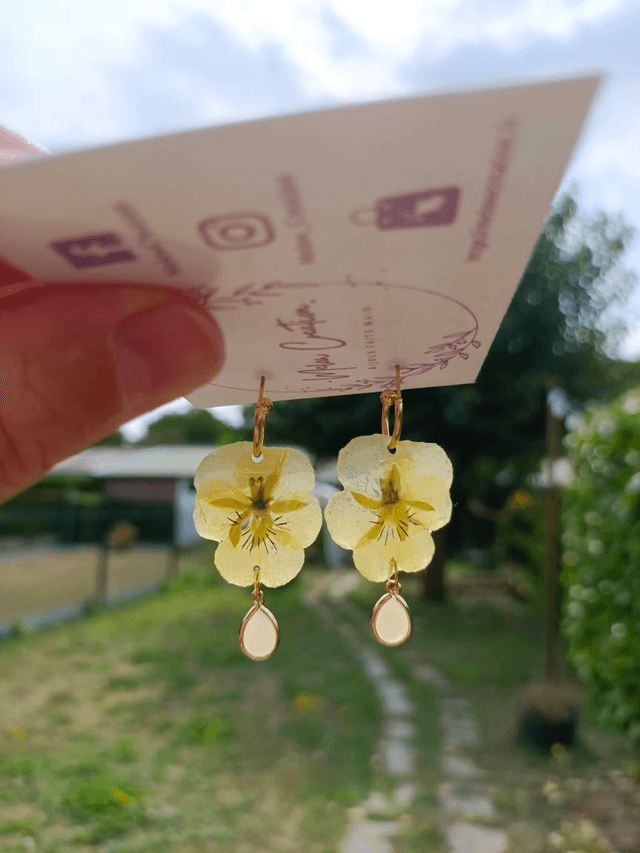 Pensées jaunes et strass