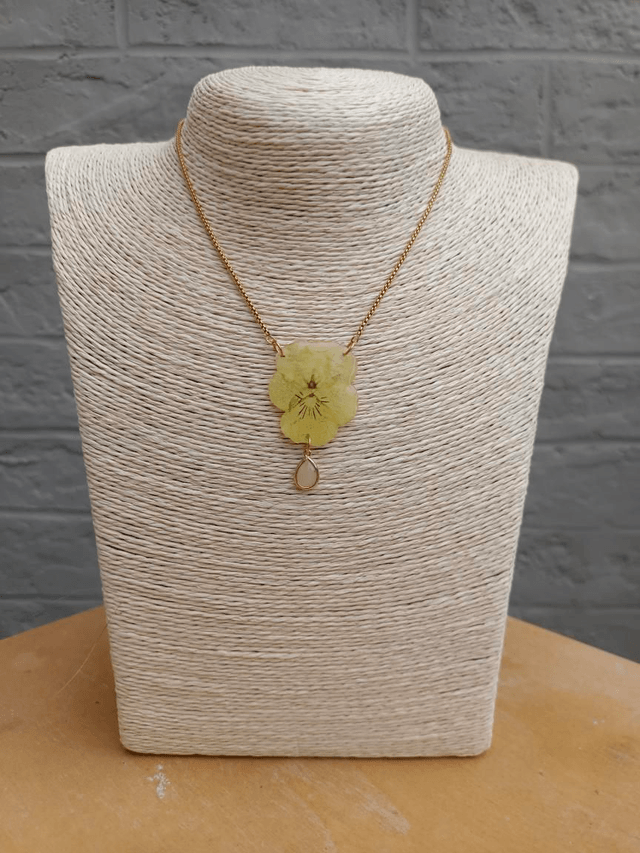Collier Fleur séchée Pensée Jaune 