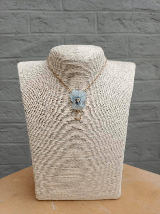 Collier Fleur séchée Pensée Bleue claire
