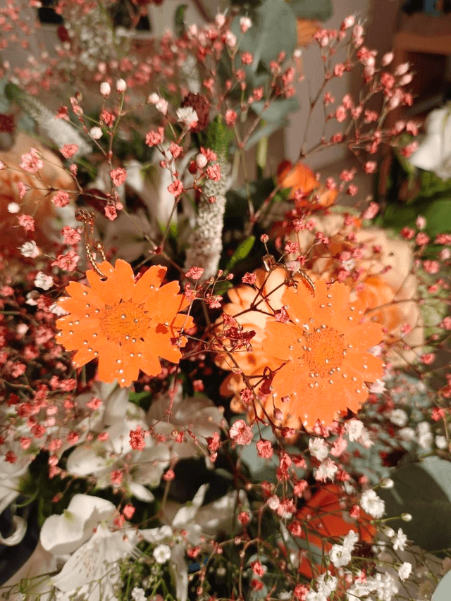 Boucles Marguerites Oranges & paillettes 