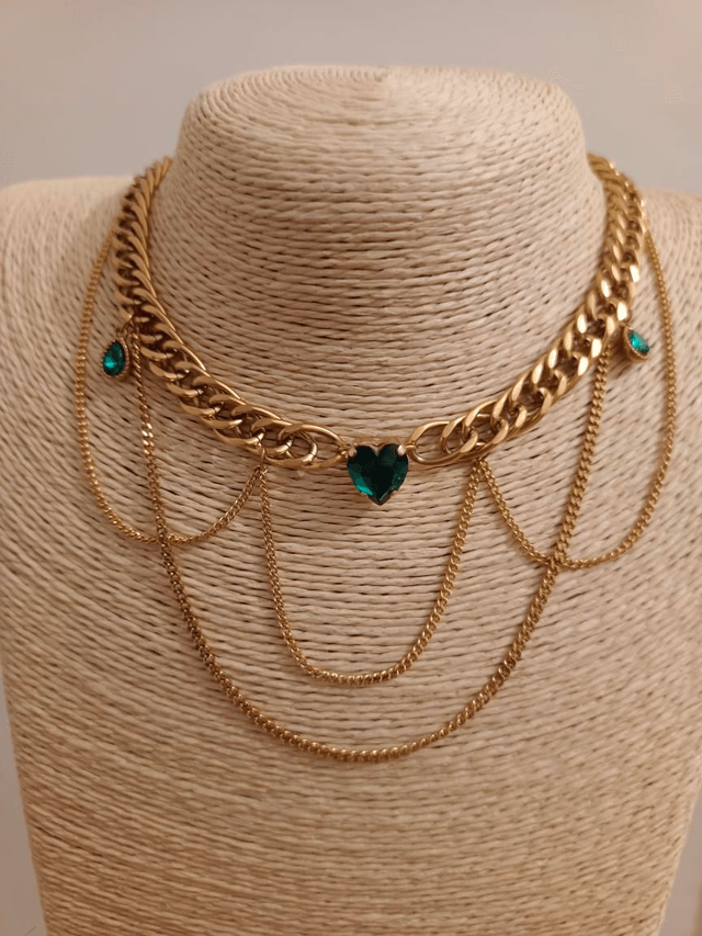 Collier chaînes et pierres vertes
