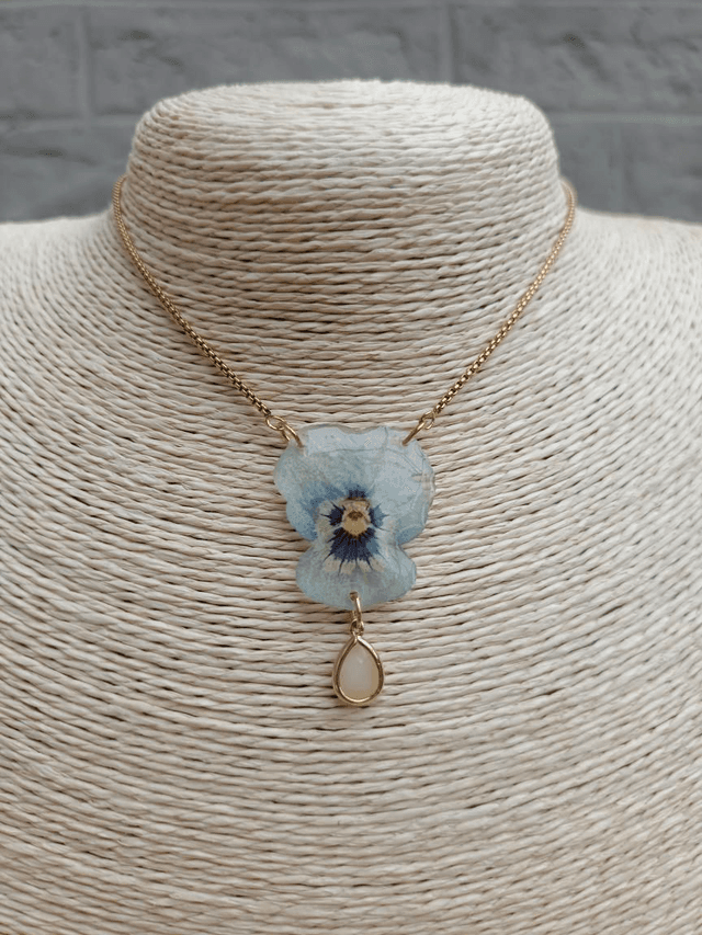 Collier Fleur séchée Pensée Bleue claire