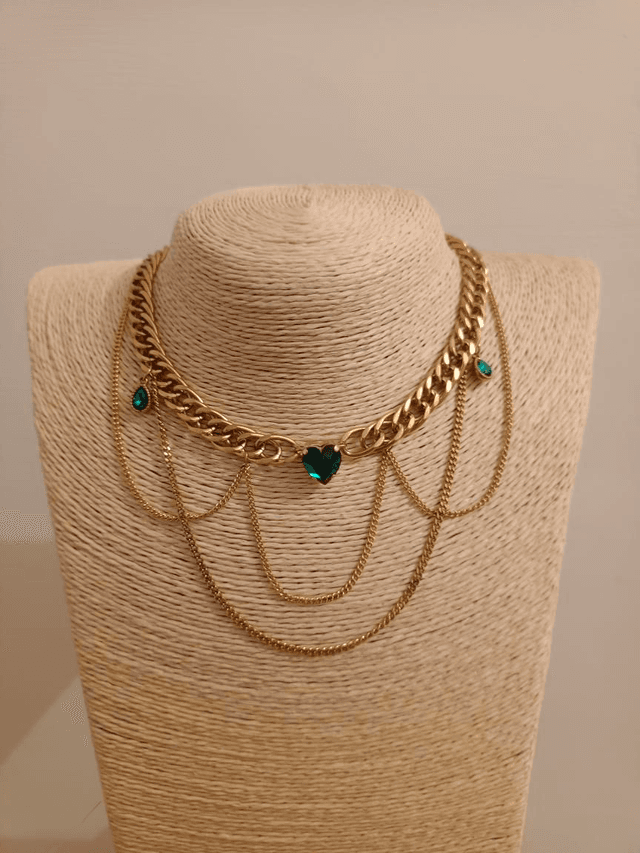 Collier chaînes et pierres vertes