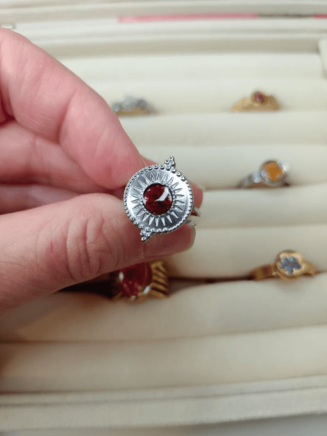 Bague avec fleur séchée bordeaux 