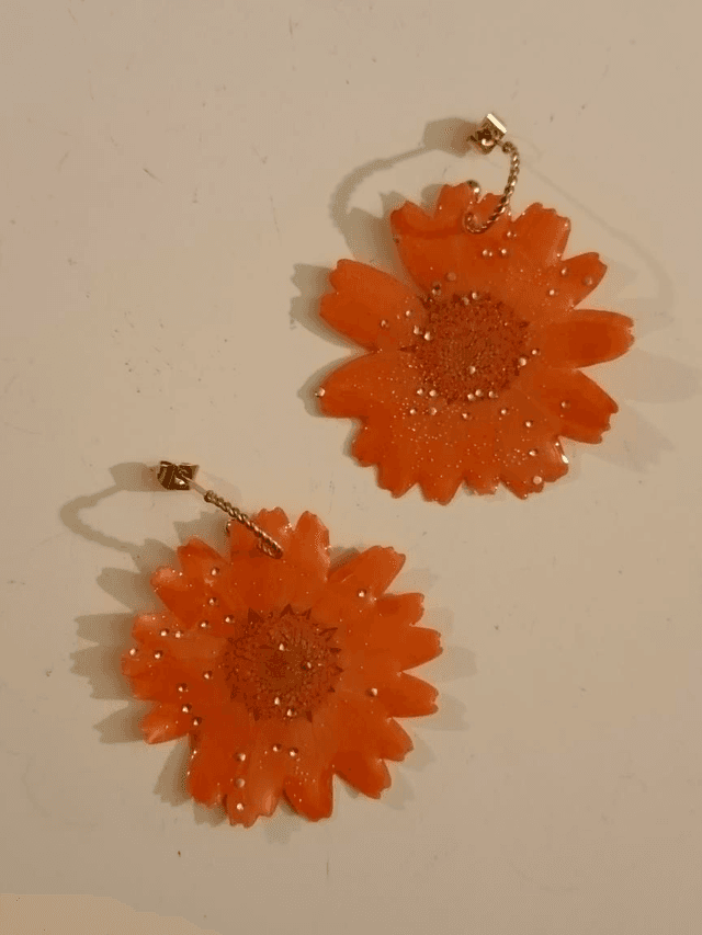 Boucles Marguerites Oranges &amp; paillettes 